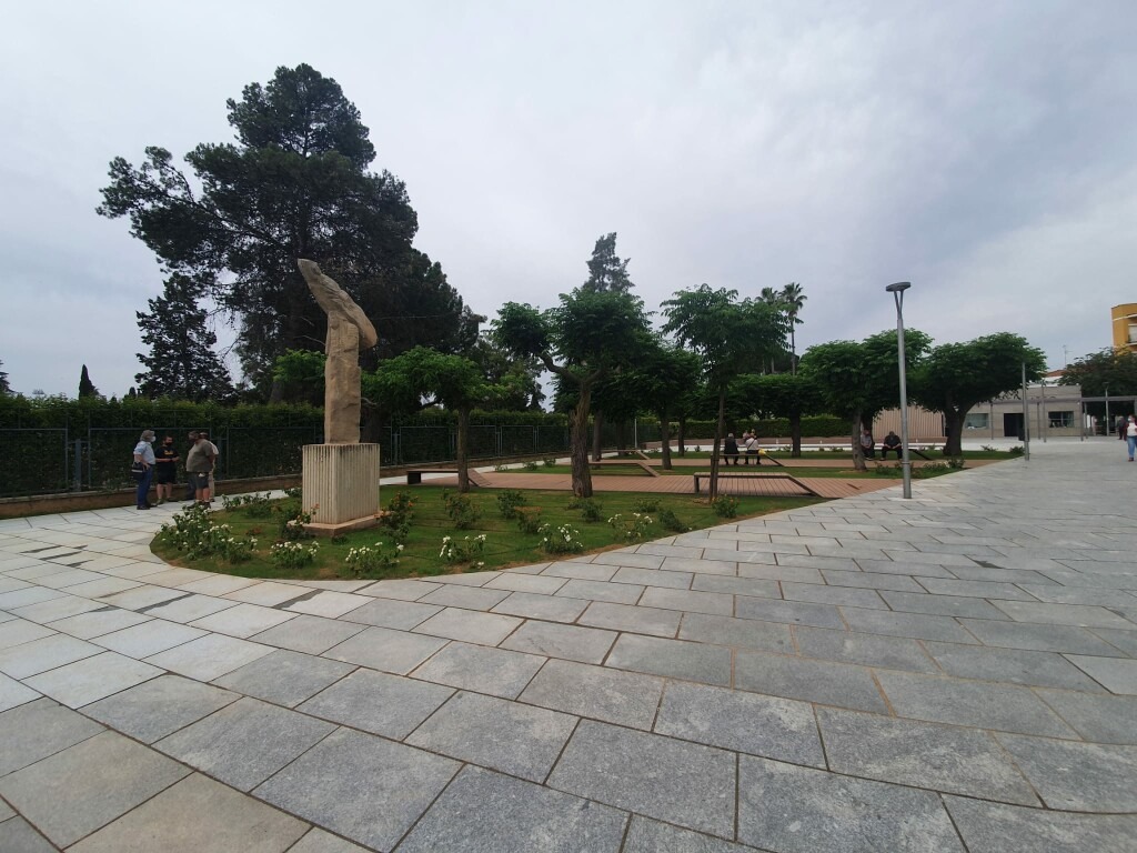PLAZA DE MARGARITA XIRGU: LOS ÁRBOLES SON MÁS BARATOS Y EFICIENTES QUE LOS TOLDOS
